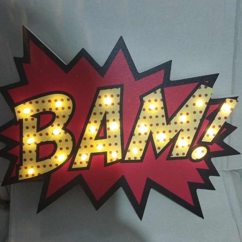 Placa decorativa em estilo HQ/Comic, com a palavra BAM!