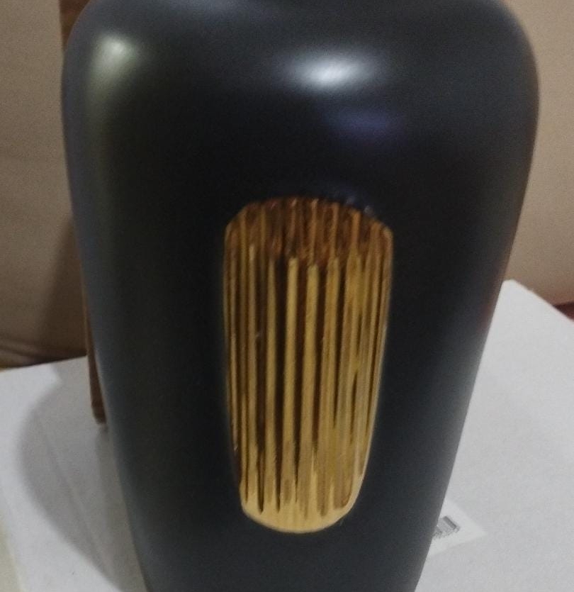 Vaso Preto Fosco com Detalhe Dourado
