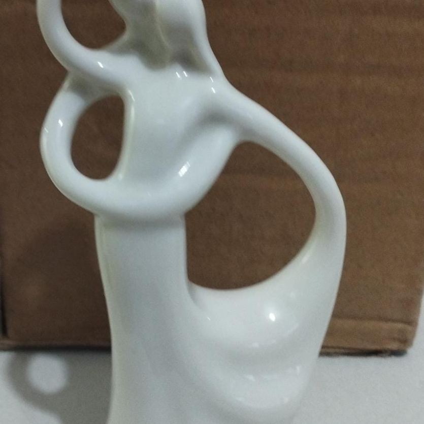Escultura Casal em Abraço – Porcelana Decorativa